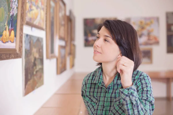 Uma Jovem Mulher Bonita Olhando Para Pintura Uma Galeria Arte — Fotografia de Stock