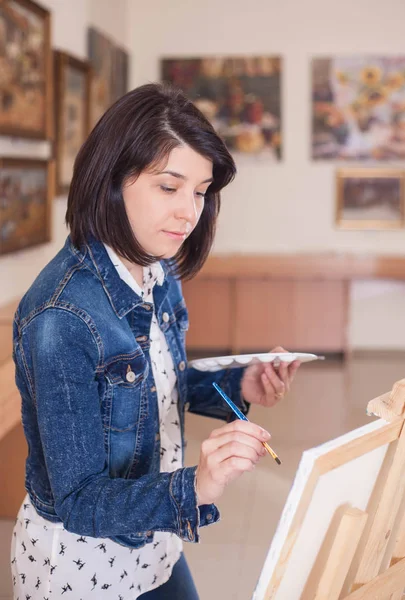 Bonito Jovem Pintando Quadro Perto Cavalete Estúdio Criativo — Fotografia de Stock