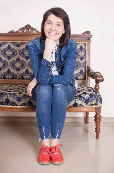 Beautiful Casual Woman Smiling White Background Sitting Sofa — Stock Photo, Image
