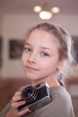 Kız retro bir kamera ile fotoğrafını vurdu studio yapar.