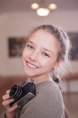 Kız retro bir kamera ile fotoğrafını vurdu studio yapar.
