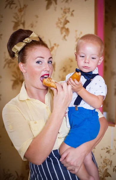 Mother Son Kitchen Pastries Studio Shot Home Interior — Stock Photo, Image