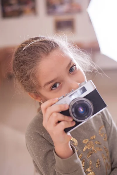 Dziewczyna Kamerą Retro Sprawia Zdjęcie Strzał Studio — Zdjęcie stockowe