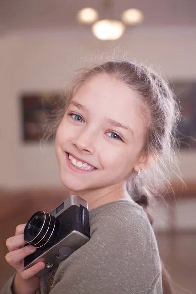Kız Retro Bir Kamera Ile Fotoğrafını Vurdu Studio Yapar — Stok fotoğraf
