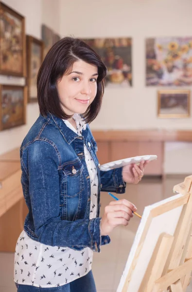 Bonito Jovem Pintando Quadro Perto Cavalete Estúdio Criativo — Fotografia de Stock