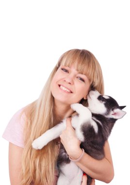 stüdyoda husky köpek mutlu kadınlarla. Beyaz arka plan üzerinde izole.