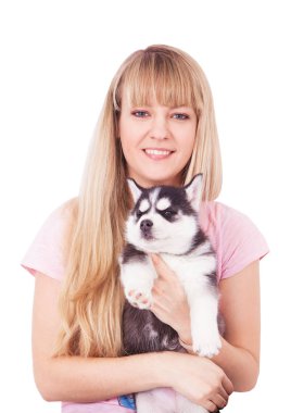 stüdyoda husky köpek mutlu kadınlarla. Beyaz arka plan üzerinde izole.