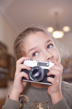 Kız retro bir kamera ile fotoğrafını vurdu studio yapar.