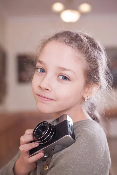 Menina Com Uma Câmera Retro Faz Uma Foto Tiro Estúdio — Fotografia de Stock