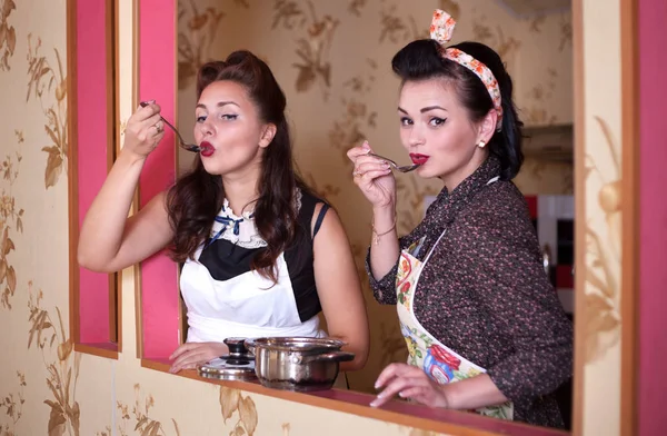 Две Женщины Кухне Готовят Пробуют Еду Стиль Ретро Концепция Домашнего — стоковое фото