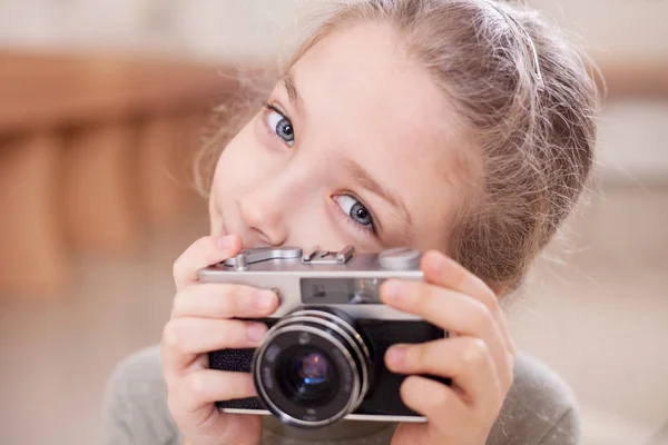Menina Com Uma Câmera Retro Faz Uma Foto Tiro Estúdio — Fotografia de Stock