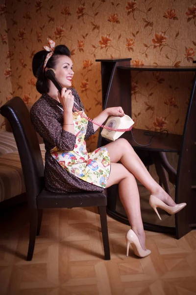 Önlük Güzel Kadın Kadını Telefonla Konuşuyor Retro Tarzı Pin — Stok fotoğraf