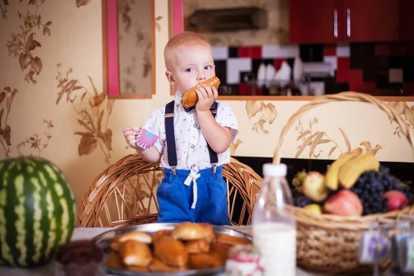 Niño Comiendo Pastel Cocina Mesa Tiro Interior Estilo Retro — Foto de Stock
