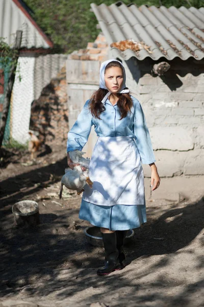 Eine Frau Einem Dorf Landhausstil Hält Eine Gans Der Hand — Stockfoto