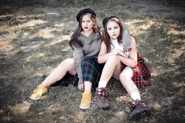 两个女孩在户外呆了一段时间 困难青少年的概念 坏学生 青年亚文化的代表 — 图库照片