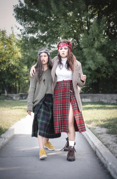 Две Неформально Одетые Девушки Идут Улице Сигаретами Подростковые Проблемы — стоковое фото