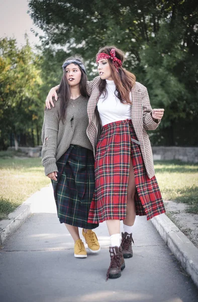 两个穿着非正式衣服的女孩拿着香烟走在大街上 青少年问题 — 图库照片