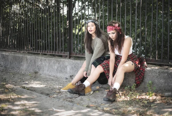 Retrato Duas Raparigas Livre Conceito Adolescentes Difíceis Maus Alunos Representantes — Fotografia de Stock