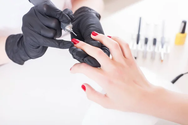Manikiurzystka Artysta Paznokci Obsługuje Paznokcie Manicure Frezy Usługi Kosmetyczne Salon — Zdjęcie stockowe
