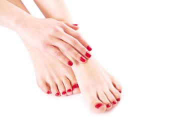 Bakımlı eller ve ayaklar üzerinde beyaz arka plan yakın çekim.