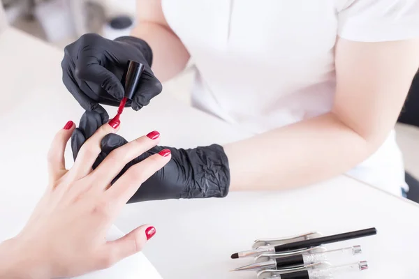 Manucure Gants Peint Les Ongles Client Avec Laque Rouge Service — Photo