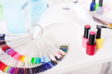 Nail Led lamba, renk jel cilalar, dezenfektanlar ve diğer aksesuarlar beyaz tablo kümesi için jel tırnak prosedürü - manikür.