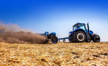 Traktör alan Pulluklar, tahıl Ekim için toprak yetiştirerek. Kavramı tarım ve Tarım makineleri.