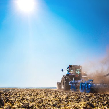 Traktör alan Pulluklar, tahıl Ekim için toprak yetiştirerek. Kavramı tarım ve Tarım makineleri.