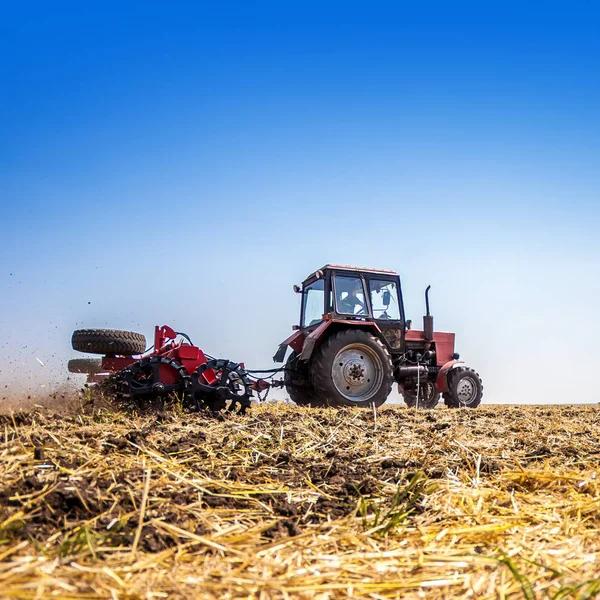 トラクターはフィールドを耕し 穀物の種まきの土を耕します 農業機械の概念 — ストック写真