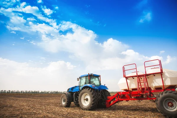 Traktor Tartályok Területen Dolgozók Mezőgazdasági Gépek Mezőgazdasági — Stock Fotó