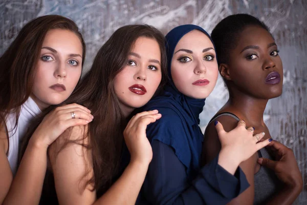 Retrato Quatro Meninas Com Cor Pele Nacionalidade Diferentes Estúdio — Fotografia de Stock