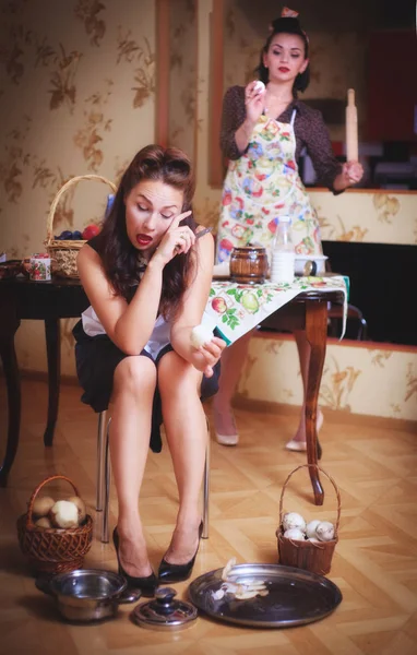 İki kadın mutfakta yemek vardır. Retro tarzı, vintage. Ev kavramı.