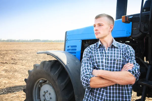 Jovem Atraente Perto Trator Conceito Agricultura Trabalhos Campo — Fotografia de Stock