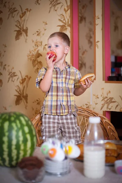 Niño Comiendo Pastel Cocina Mesa Tiro Interior Estilo Retro — Foto de Stock