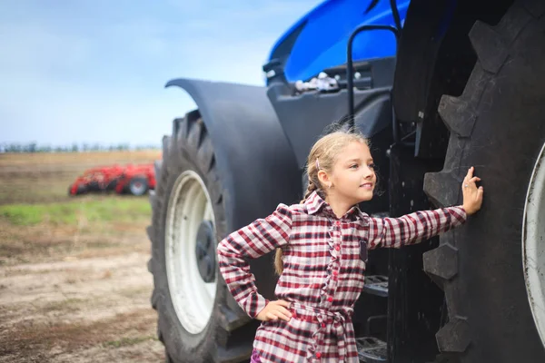 Leuk Meisje Buurt Van Moderne Tractor Het Veld Het Begrip — Stockfoto