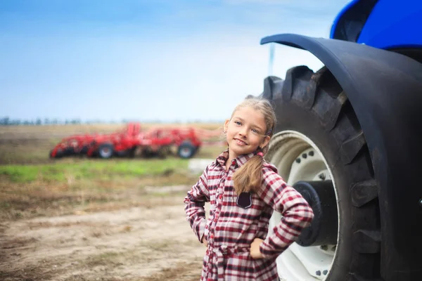 Leuk Meisje Buurt Van Moderne Tractor Het Veld Het Begrip — Stockfoto