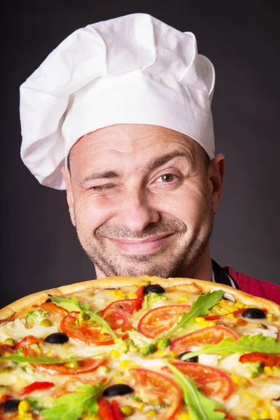 Boldog Vonzó Főzni Egy Pizza Stúdióban Portré Egy Fekete Háttér — Stock Fotó