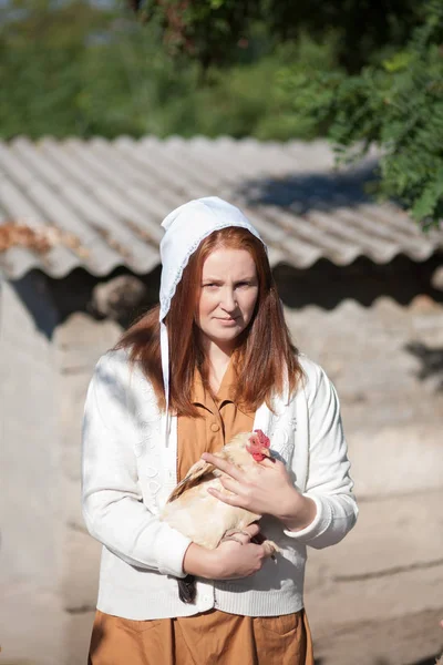 Eine Ländlichen Stil Gekleidete Frau Hält Eine Henne Der Hand — Stockfoto
