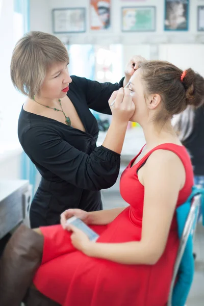 Profesjonalna Wizażystka Pracy Młoda Dziewczyna Sprawia Makijaż Salon Kosmetyczny — Zdjęcie stockowe