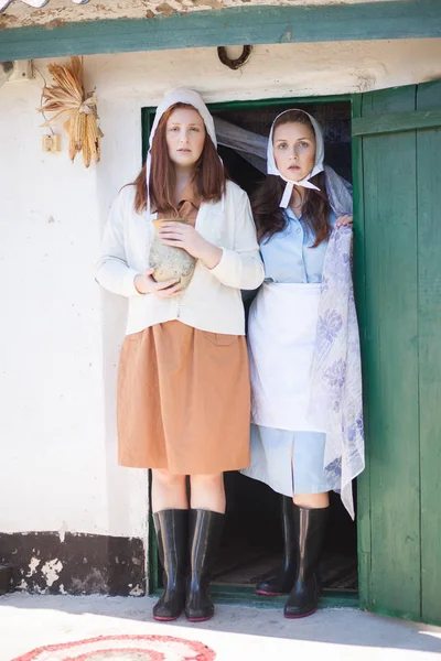 Två Unga Kvinnor Bakgrunden Retro Lantlig Hem Med Kanna Händerna — Stockfoto