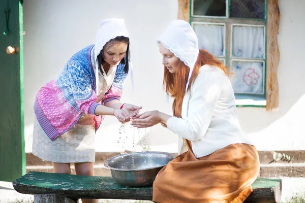 Två Vackra Unga Kvinnor Tvätt Landsbygden Med Vatten Från Skål — Stockfoto