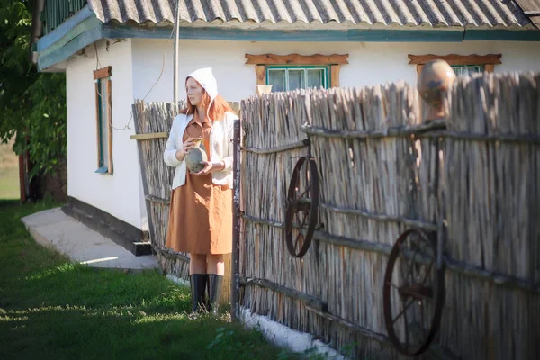 Mujeres Jóvenes Fondo Una Casa Rural Retro Con Una Jarra —  Fotos de Stock