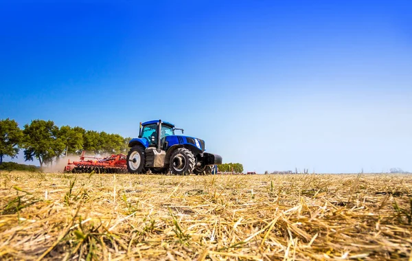 Der Traktor Pflügt Das Feld Bestellt Den Boden Für Die — Stockfoto