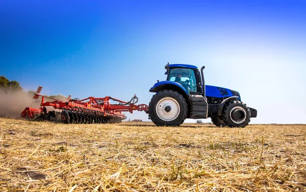 Tractor Arada Campo Cultiva Suelo Para Sembrar Grano Concepto Agricultura —  Fotos de Stock