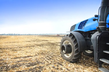 Dikim sırasında alanında modern traktör. Tarım Tohum Sanayi kavramı. Kopya alanı.