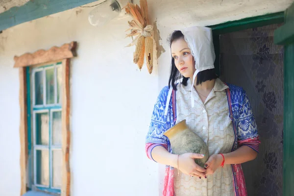 彼女の手にあるレトロな田園家の背景に女性の若い女性 — ストック写真