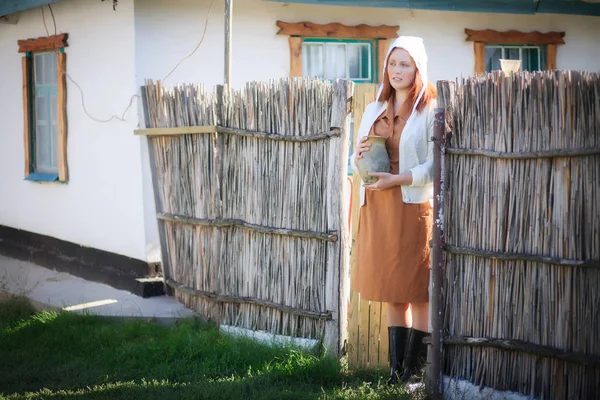 Junge Frauen Hintergrund Eines Ländlichen Retro Hauses Mit Einem Krug — Stockfoto