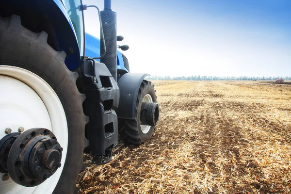 Tractor Moderno Campo Durante Plantación Concepto Industria Agrícola Copiar Espacio —  Fotos de Stock