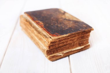 Beyaz tahtalar arka plan üzerinde eski kapaklı Vintage Kitap.