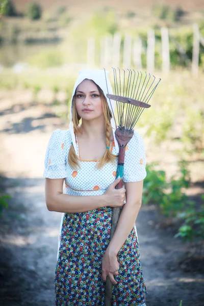 Unga kvinnor som arbetar i hennes köksträdgård. — Stockfoto